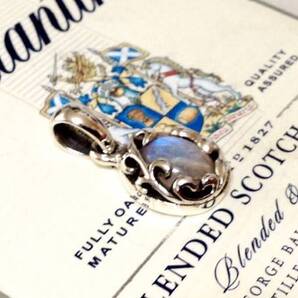 【彫銀】流麗◇ムーンストーンを包んだアラベスク調ペンダント◇シルバー925◇ジュエリー研磨布付き◇天然石/パワーストーン◇プレゼントに