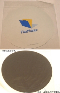 FileMakerロゴ入りマウスパッド(直径:16cm)。