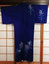 正絹 付下げ 袷の着物 群青色 高級 花模様　刺繍_画像3