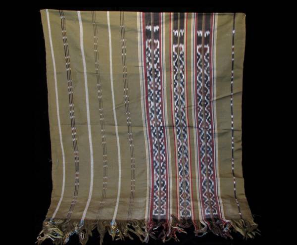 インドネシア・アロール県ブアヤ島の伝統イカットの原糸（原色