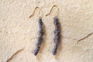  Tomorrowland TOMORROWLAND Gold bar × wool code hook earrings long earrings light gray knitting wool earrings 