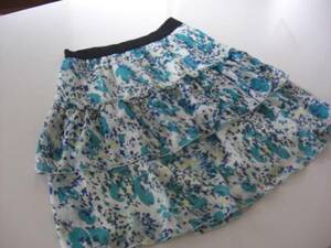 美品インタープラネット　フリル花柄スカート　青系　サイズ２