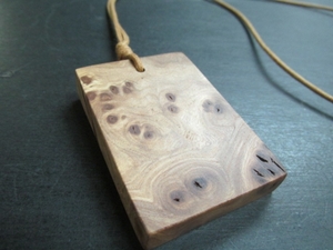 Art hand Auction Elm burl wax finish pendant: b, Handmade, Accessories (for women), necklace, pendant, choker