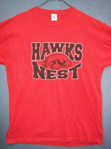 ⑥ USA古着 サイズＭ 前ロゴ HAWKS NEST 赤色半袖Tシャツ