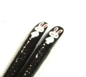 Art hand Auction ★Cute hand-painted Makie♪ ★Wooden cloth-covered chopsticks 21cm black rabbit ★Free shipping, Japanese tableware, chopsticks, Wooden (except for disposable chopsticks)