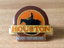 古いピンバッジ：HOUSTON テキサス 馬 西部劇 動物 広告 ピンズ #A_画像1