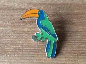  old pin badge :.. parrot green bird animal pin z#I