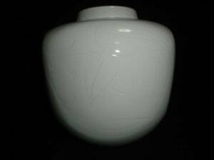 @@ white porcelain Ono . mountain . mountain work flower vase flower go in . goods. exist white porcelain..