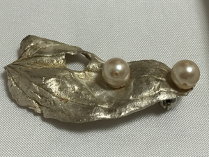 SILVER? fake pearl . leaf brooch [ inspection / pearl ]