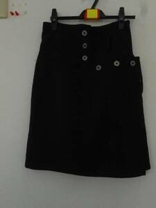 ●【NICOLE CLUB　二コルクラブ】 個性的 ボタン デザイン　 スカート　黒　　　M位？