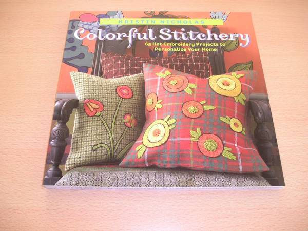 洋書・カラフルな色使いのお家用の手芸小物&刺繍の本・Colorful Stitchery, 65 Hot Embroidery Projects to Personalize Your Home・