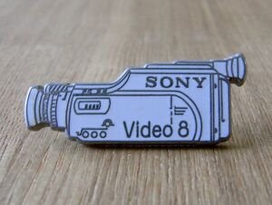 古い ピンバッジ : SONY ソニー VIDEO8 カメラ 白 ロゴ ピンズ #O