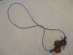 緑×赤レザー花モチーフ青首紐ネックレス（新品）92415