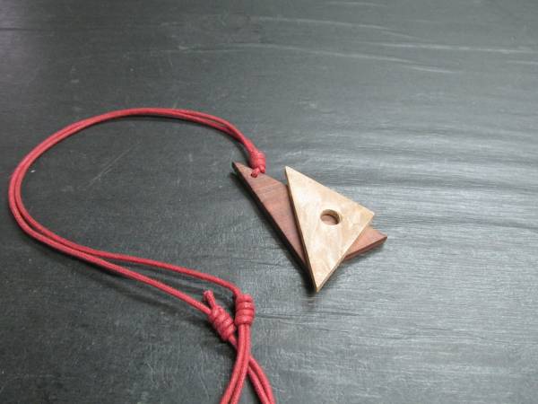 Hakarander 枫木瘤油饰面直角三角形, 手工制作的, 配饰(女士), 项链, 吊坠, 颈链