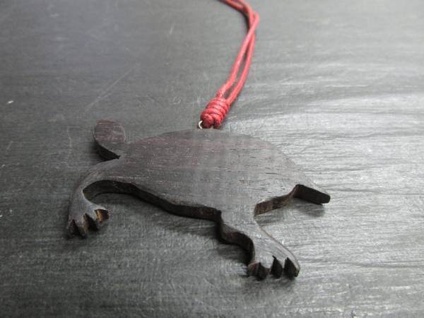 Finition à l'huile de palissandre Pont Fukagawa Mannen, Pendentif sculpture animale tortue suspendue à une ficelle : c, Fait main, Accessoires (pour femmes), collier, pendentif, foulard