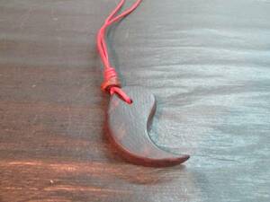 Art hand Auction 玫瑰木油饰面勾玉吊坠, 手工制作的, 配饰(女士), 项链, 吊坠, 颈链