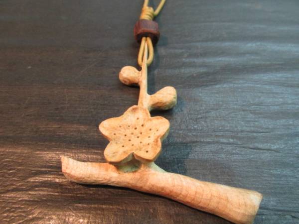 檀香素雕梅枝吊坠：c, 手工制作的, 配饰(女士), 项链, 吊坠, 颈链
