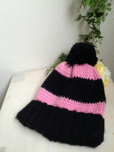 ★黒×ピンクの可愛いボンボン付きニット帽★