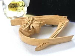  wooden. beautiful carving. design brooch .. put on . feeling exist on goods *