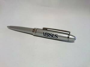 正規新古 限定 ヴェルサスVERSUS ヴェルサーチVERSACE ロゴ文字 ボールペン シルバー×インク黒 兼用 筆記可◎13.5×1.3cm 男女兼用可◎