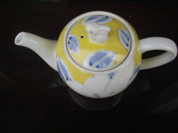 Arita, Hasami-Ware, handbemalte Keramik, Kaffee- und Teekanne, Kaninchendeckel, gelbe Kamelie, Geschirr im westlichen Stil, Tee-Utensilien, Topf