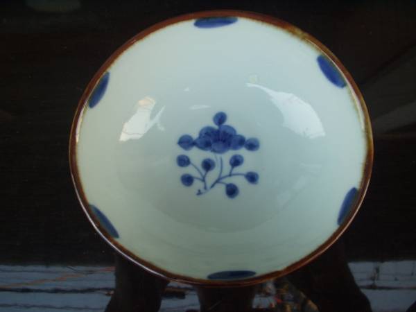 Arita, Hasami, peinte à la main, artiste torsadé à la main, Four Kosou, 1 petit bol déformé fleur et fleur avec teinture, vaisselle japonaise, pot, petit bol