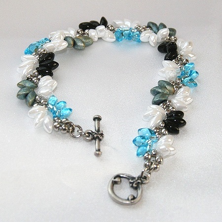 ■櫻■お洒落なブレスレット♪Blue&White♪001:勾玉に模ったビーズを編み込んだビーズアクセサリーです♪プレゼント,贈り物に