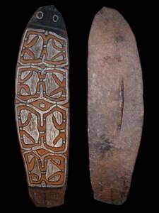 Последний боевой щит в эпоху каменного инструмента в Асмате, Папуа, Индонезии