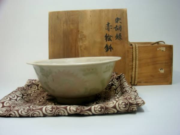 鉢■古い宋胡録 赤絵鉢 すんころく 花唐草 時代物 桐箱 茶碗 酒盃 骨董品■ 鉢□古い宋胡録 赤絵鉢 すんころく 花唐草 時代物 桐箱