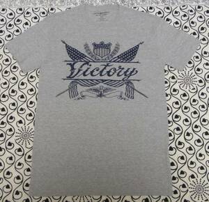 デニム&サプライ Tシャツ Victory エンブレム 灰 L