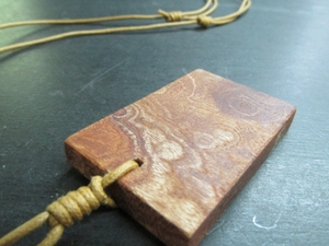 Art hand Auction 由具有 1000 年历史的榉木制成, 表面涂有 tamamoku 油的吊坠：, 手工制作的, 配饰(女士), 项链, 吊坠, 颈链
