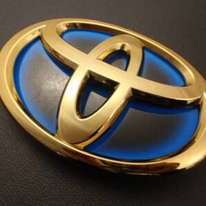 7トレジャー【トヨタ 80系 ヴォクシー ハイブリッド 80系 VOXY HYBRID トヨタ化】プレミアム ゴールド エンブレム フロント トヨタマーク