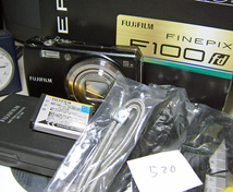 ■■■ FinePix F100　付属品付（520）■■■　_画像1