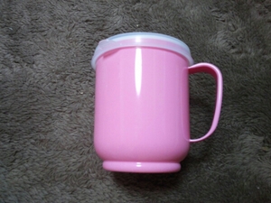 介護 ベビー フタ付マグカップ ピンク かわいい 日本製 300ml 軽い 子供 中サイズ こぼれにくい 雑貨 女の子 ふた付き コップ ポイント消化