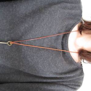 カギモチーフの皮紐ペンダント・幸運のキー!開運