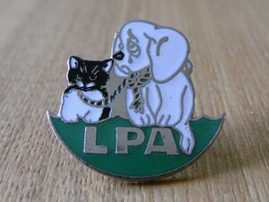 古いピンバッジ：犬と猫 LPA 動物 ピンズ #M