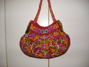 ネパール・ミトラ製・ウール地＆花柄の刺繍のバッグ