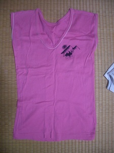 ピンクのノースリーブTシャツ（首元アクセントあり）