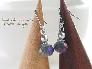 ◆◆+angelo+ボタンカットビーズとスワロフスキー パールのピアス(p-064)オパールホワイトパープルシャドー S 香水瓶 グレー