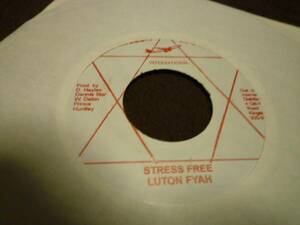 即決！LUTON FYAH「STRESS FREE」DENNIS STAR