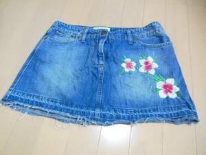  Benetton pcs shape miniskirt size 42 flower. embroidery 