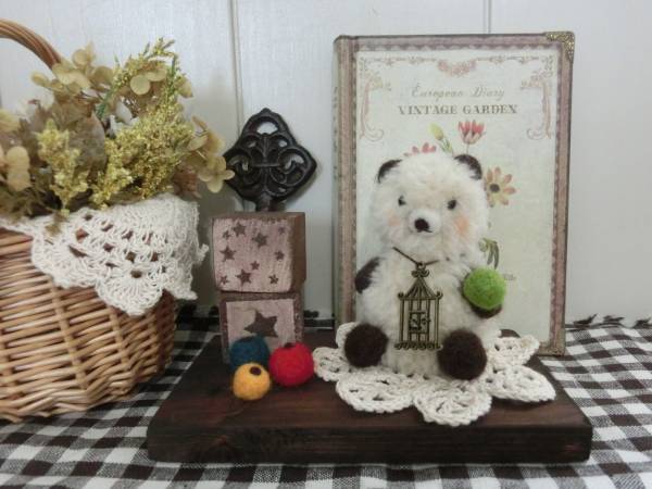 *Handmade*Wool Felt*Bear*A bear chewing an apple♪, handmade works, interior, miscellaneous goods, ornament, object