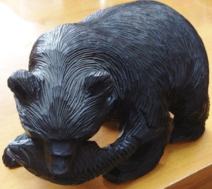 鮭を咥えた熊 黒 木彫り 民芸品 21cm