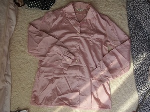 ピンクの長袖シャツ（つるつる生地）
